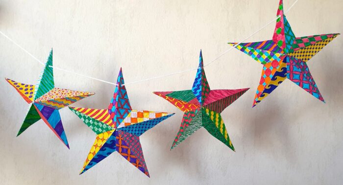 You can place them on a piece of furniture or a party table. You can also hang them on a wire one by one to put them as decoration on the tree. You can even make a pretty garland of stars! Making a Christmas star no longer holds any secrets for you. Happy Christmas preparations!