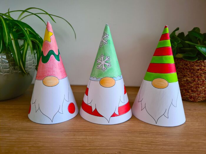 Decorate your home, Christmas table or buffet with these cute gnomes! How many paper Christmas gnomes have you made with your children?