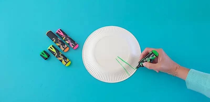 Paper Plate Frisbee - Kids DIY Activity - Maped Helix - Step 01