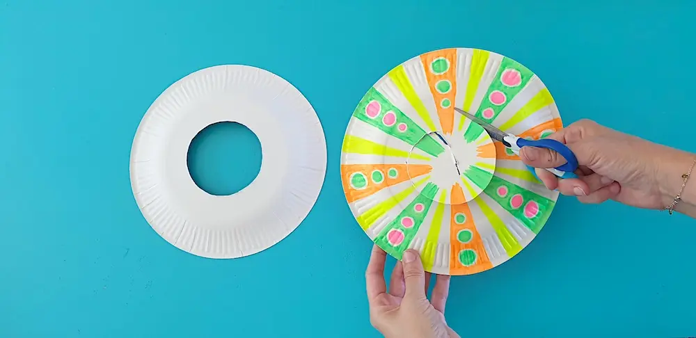 Paper Plate Frisbee - Kids DIY Activity - Maped Helix - Step 03