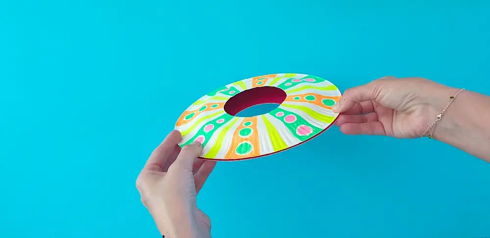 Paper Plate Frisbee - Kids DIY Activity - Maped Helix - Step 05