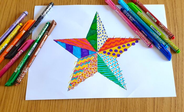Then make the one of your choice: simple mandala model, more complex model or blank model. In the latter case, you can draw on each triangle of the star yourself to create a pretty decoration! Here you are, ready to make a Christmas star!