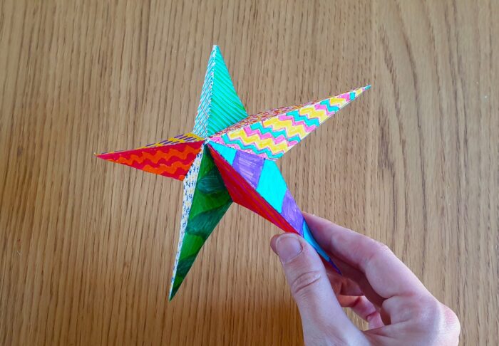 Now, fold each dotted line to create the 3D effect. The large edges in a "wrong side to wrong side" fold and the small edges in a "right side to right side" fold, as in the video.